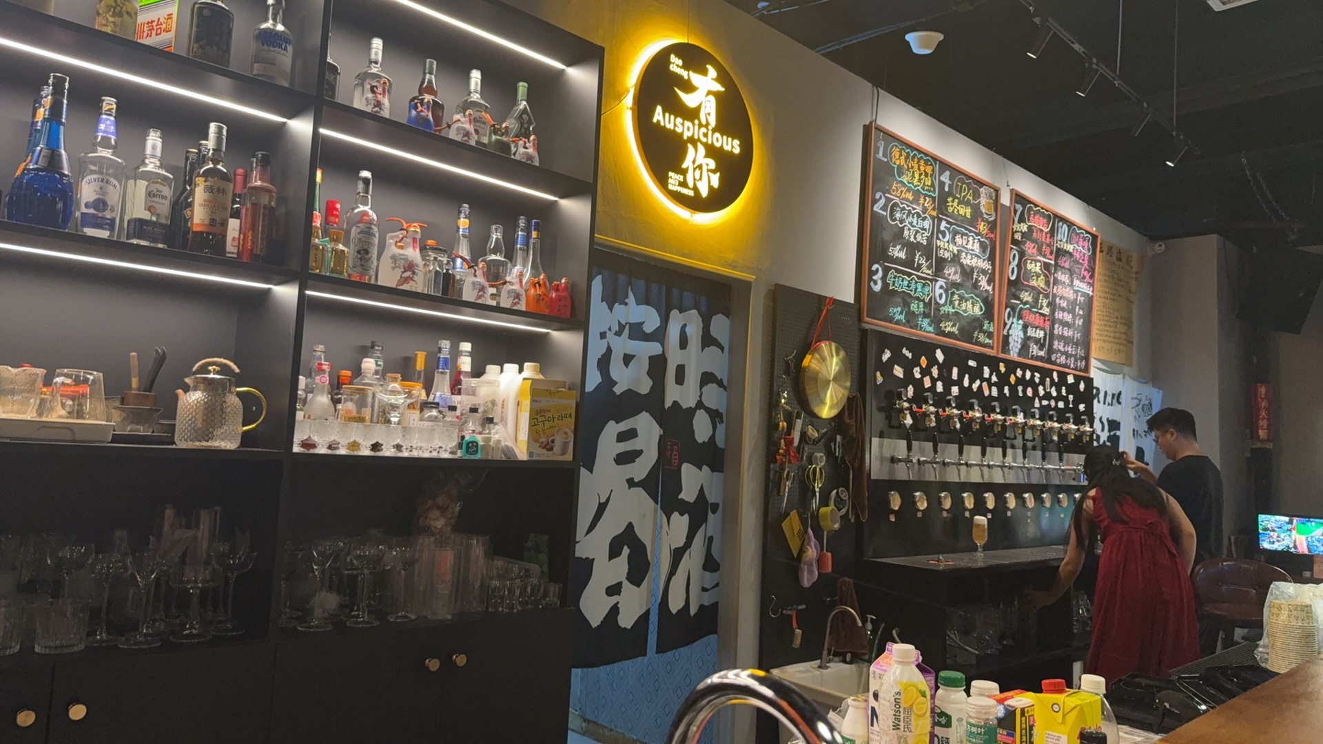 公司楼下新开了一家酒吧，问了问前期投了30万，房租一个月一万，整个我很心动。[d