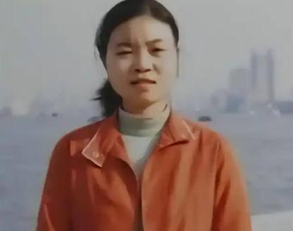 女研究生带母亲上学，两人同睡一张床，两个月后她绝望了，在宿舍用毛巾自缢身亡。她的