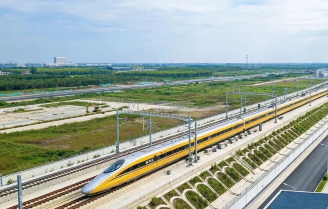 9月3日，皖北平原晴空万里，一列白色的综合检测列车呼啸而过，时速指针稳稳停在38