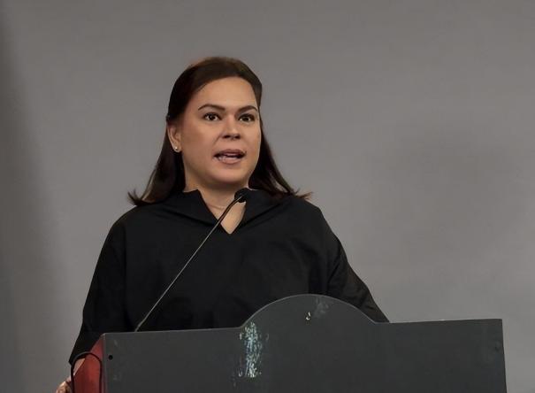 这对父女都要栽了？菲律宾副总统莎拉原本规划了长近一个月的跨国行程，眼看就要启程，