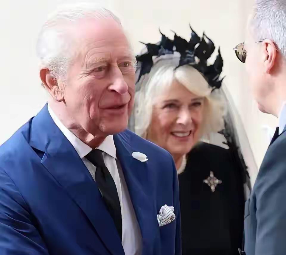 查尔斯和卡米拉，没你想象的那么糟。
公开场合牵手笑得自然，不是演的。
她不是冲着