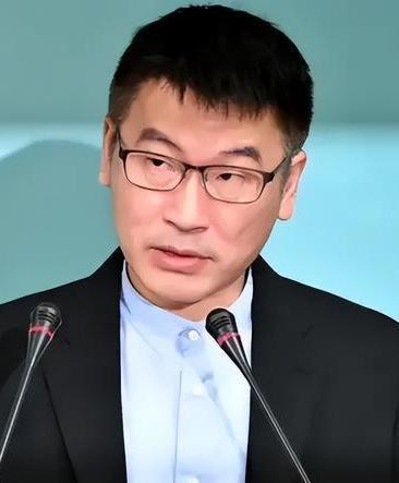 梁文杰认怂了！陆委会的梁文杰突然说话吞吞吐吐，说什么两岸根本不是不同民族的问题，