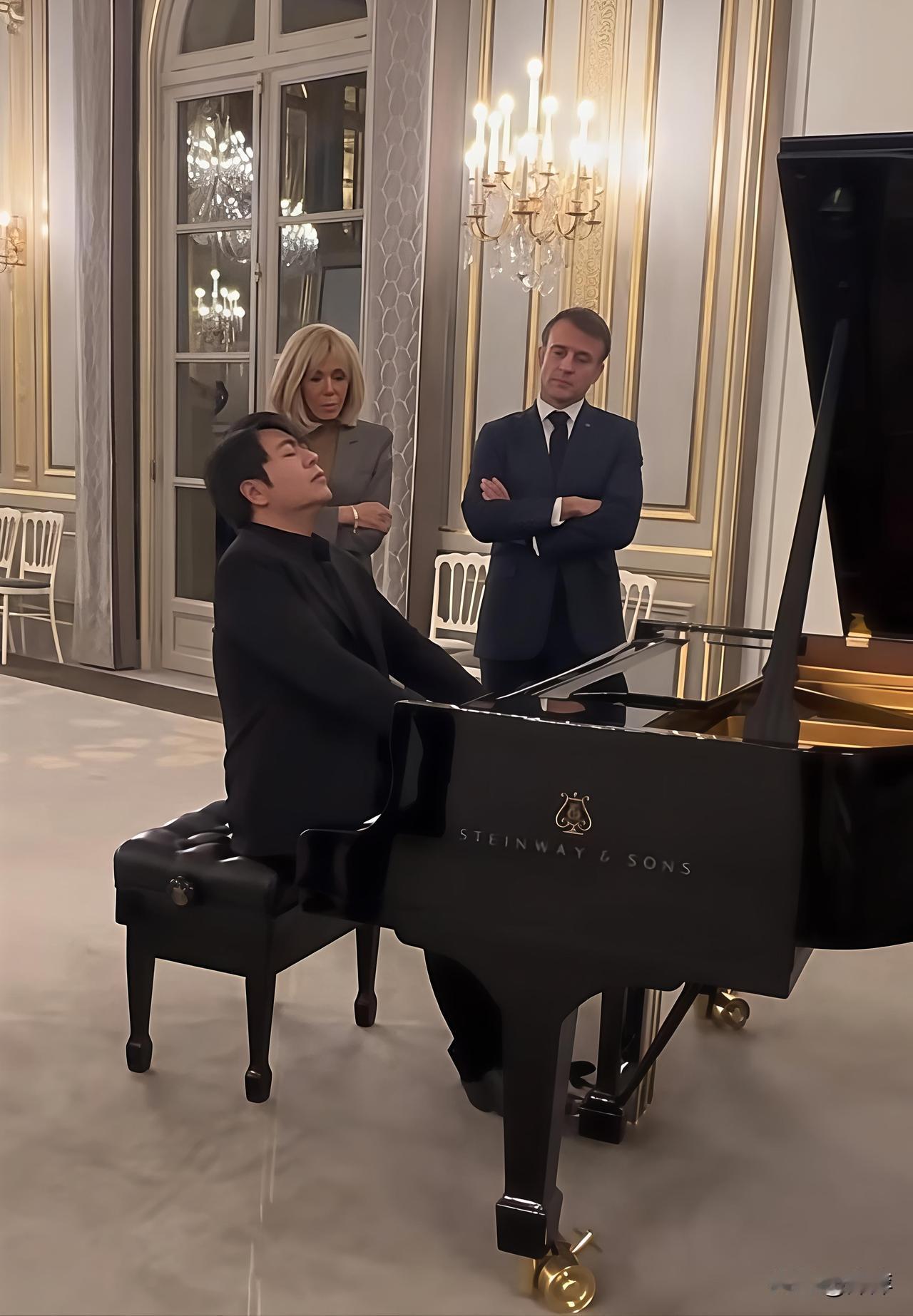 马克龙和夫人布丽吉特欣赏国际钢琴大师郎朗的钢琴弹奏。