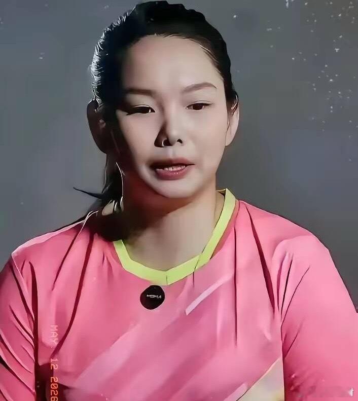 孙颖莎夺冠第一抱不是教练！留给幕后十年陪练何卓佳，看完瞬间破防懂的人都懂，孙颖莎