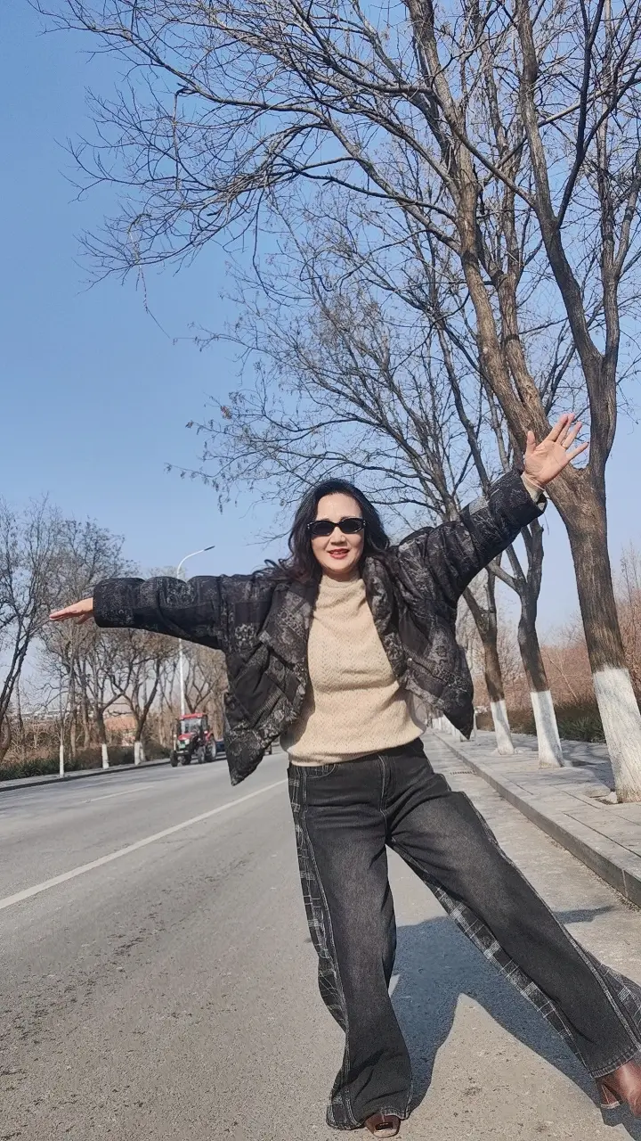 巡找舞伴一起演奏一曲