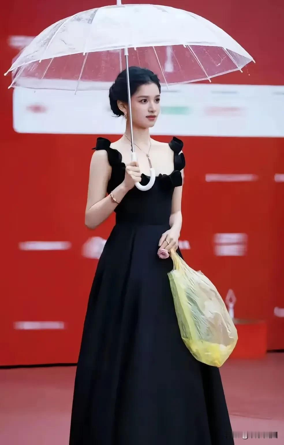 有钱人的世界大家懂吗？

张婧仪走地毯提和“黄色塑料袋”

不过正因为这个包包给