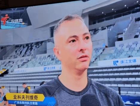 谈起季前赛首败，广东男篮主帅亚科夫列维奇表示：

“今晚两分球，尤其是三分球手感