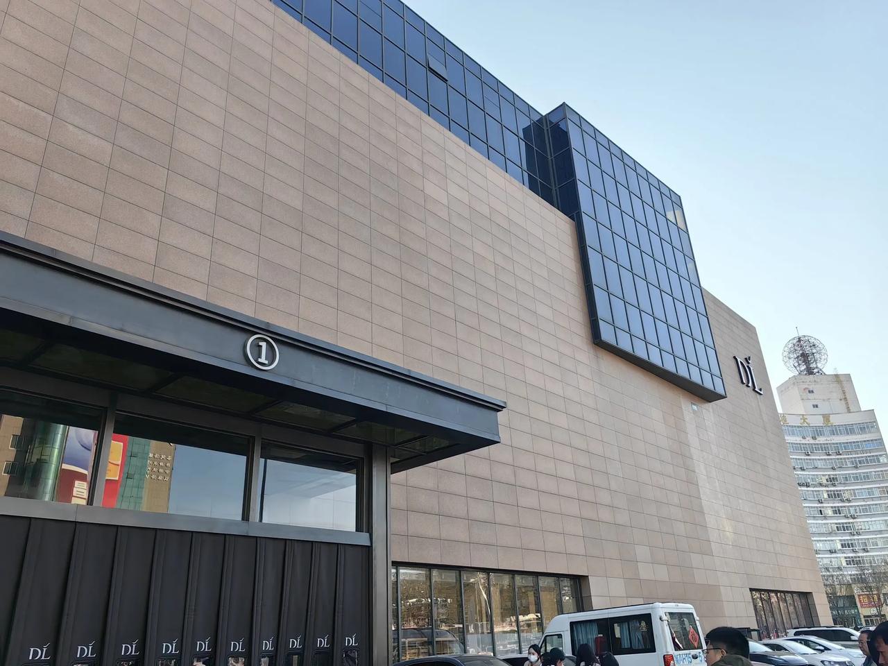 - 资源互补：东方甄选有强大的线上流量和品牌影响力，在直播电商领域占据一席之地，