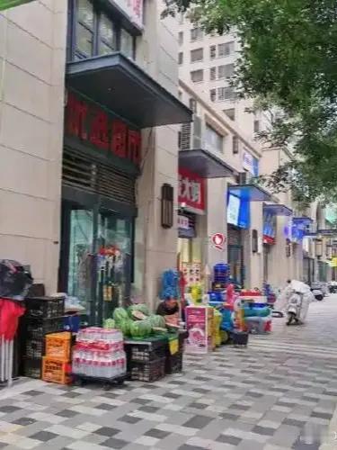 租客拖欠房租，出门在外哪个没有困难呢？帮他一把让他拖欠房租，没想到瞒着我跑路，跑