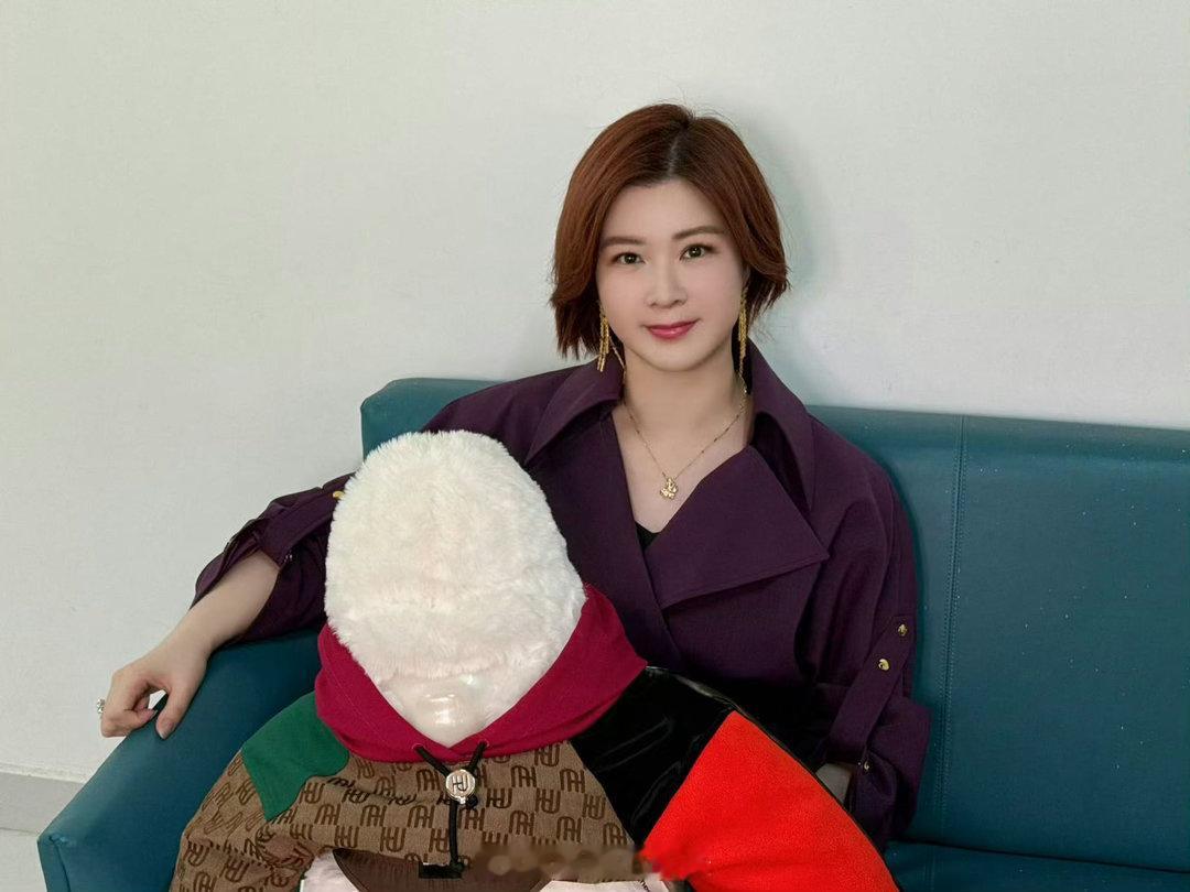 杜华说我化这种妆可能会哭 杜华看彩妆大神对决，全程表情管理失败。震惊完又补一句“