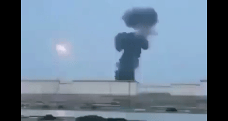 伊朗“小摩托”攻击巴林炼油厂的储油罐，命中，爆炸，火光浓烟就冒起来。
伊朗炸巴林