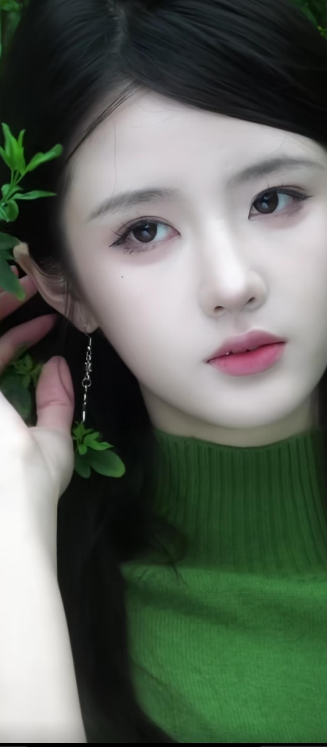 绿衣美人倚，翠叶掩芳颜。