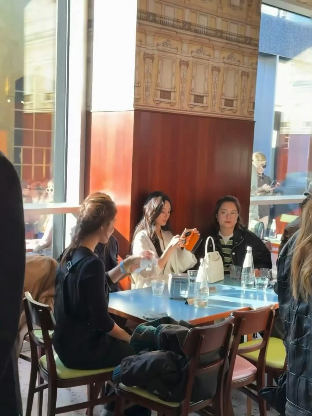 杨幂与prada 高层喝咖啡，杨幂助理小S 看到有相机对准📷，赶紧挺直了腰杆，