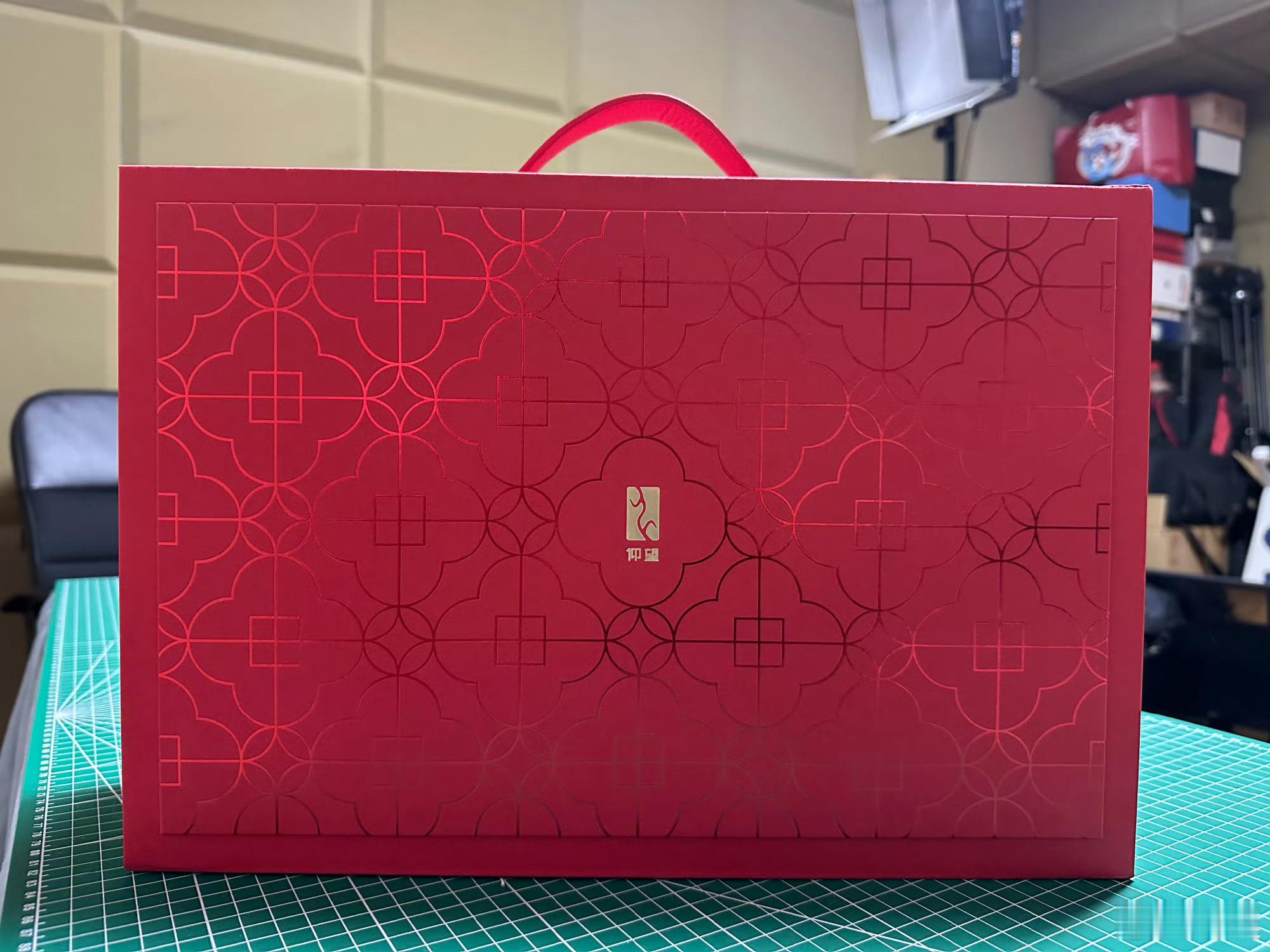 前两天的仰望新春礼盒开奖后一直没人领，重新给大家抽一次吧。点赞+关注就行，明天就