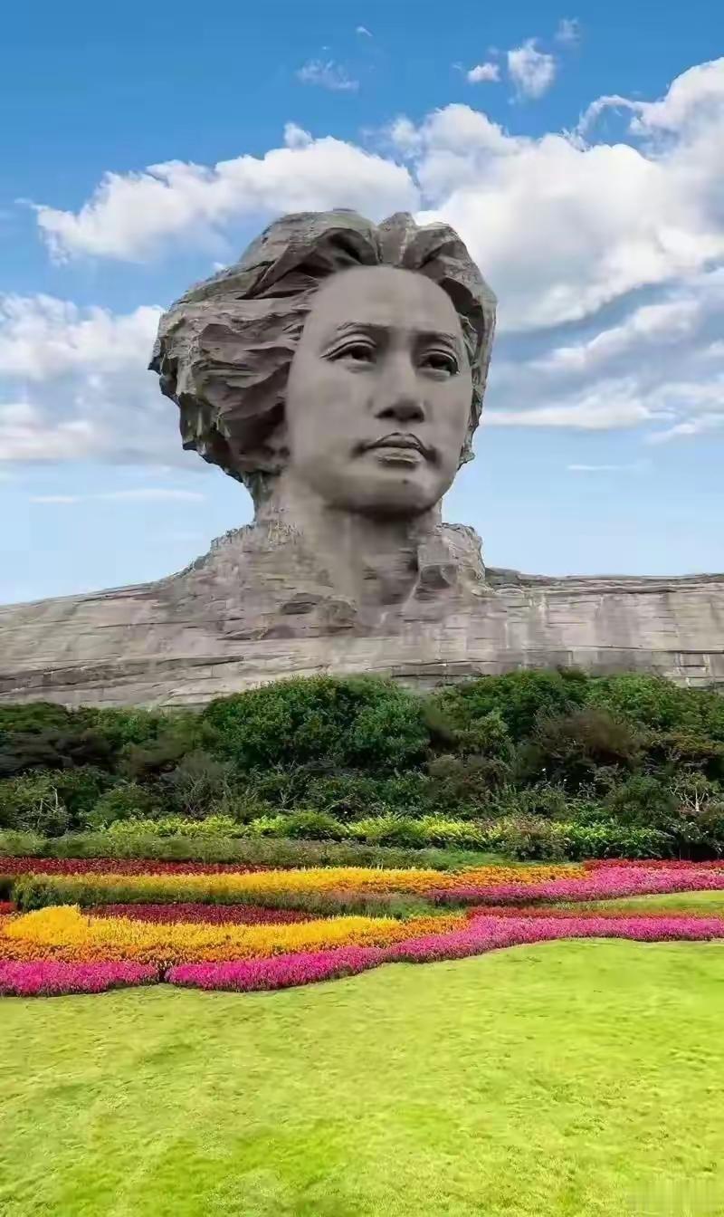 湖南长沙橘子洲头毛主席的雕像是广州美院承办的
在看看甘肃瓜州汉武帝的雕像是清华美