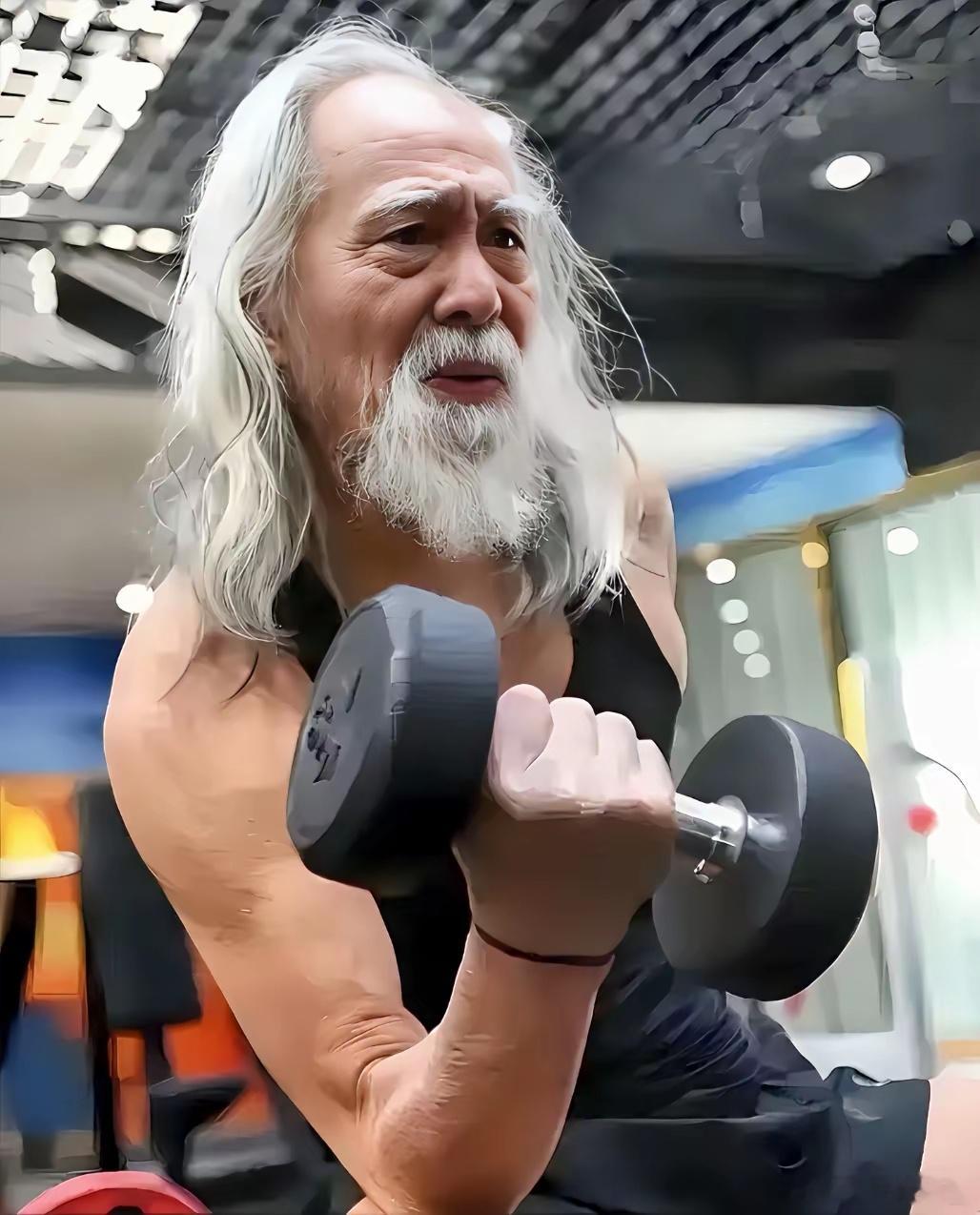 看到王德顺的状态我再也不羡慕他了，虽然他90岁还能撸铁、拍戏、配音，但是他比同龄