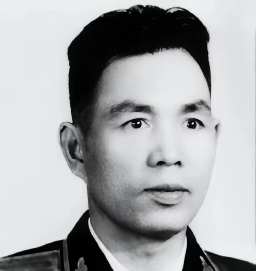 1999年，开国少将丁盛逝世。上级规定追悼会上，不准称他为“同志”、“老红军”和