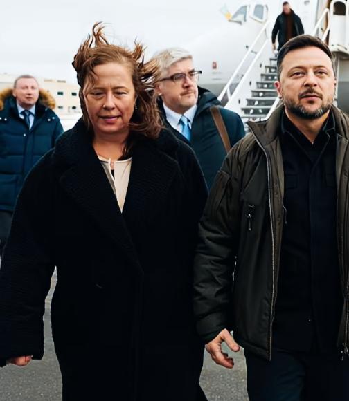 泽连斯基身旁工作人员的发型是不是很酷啊？
这发型是不是被风吹出了独特的凌乱美啊？