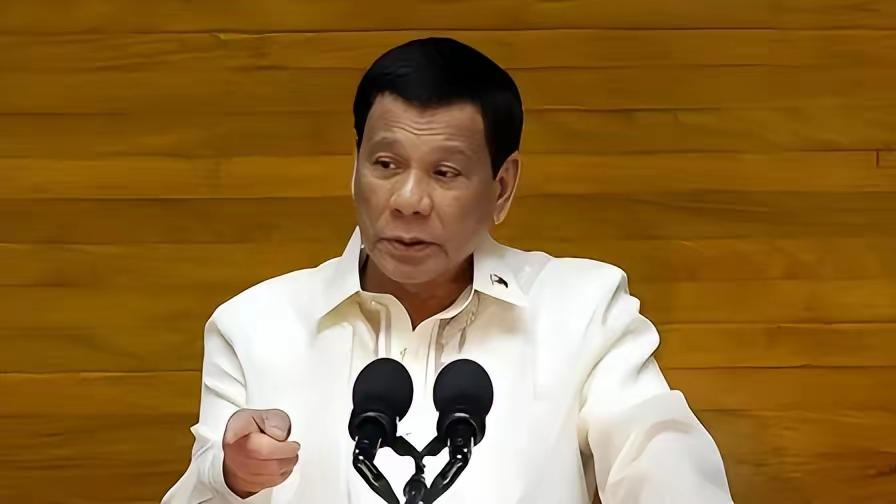 杜特尔特这回真是躺赢了！
 
被关在海牙一年多，连律师费都掏不出来的他怎么也没想