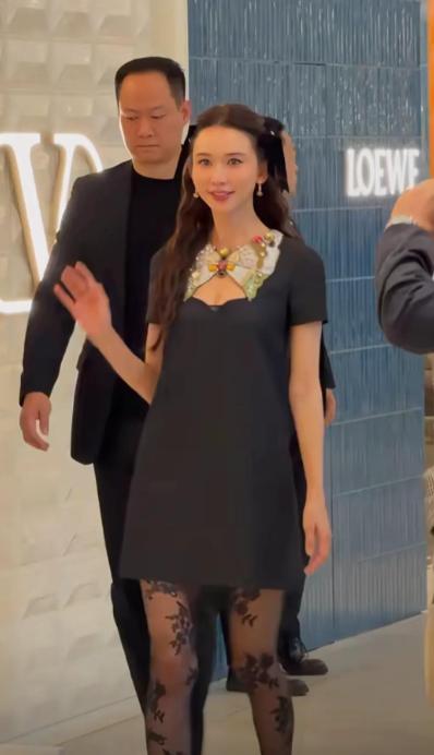 我刚知道：现场造型师助理喝多了说，林志玲被骂“装嫩”，其实是品牌方临上台前硬逼的