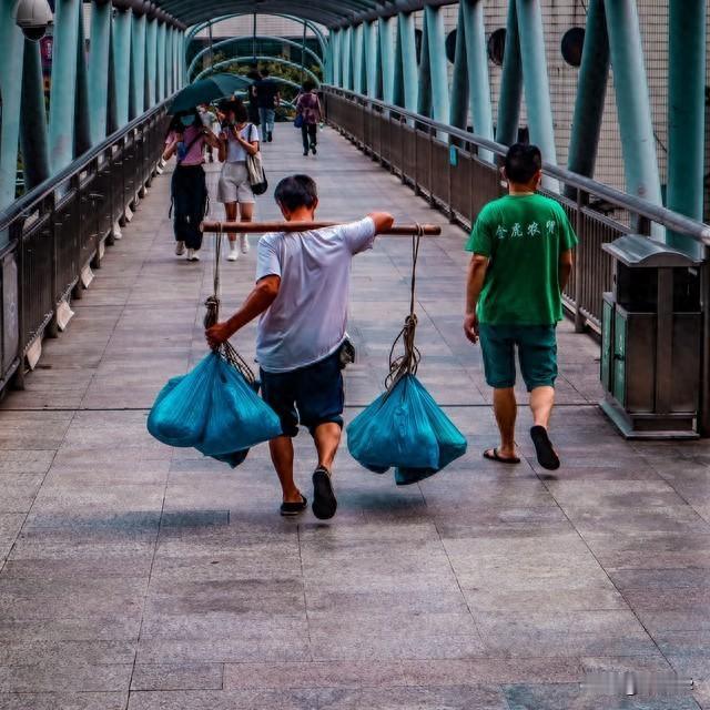 放下别人的期待，活成自己喜欢的模样：这才是真正的幸福！


在清晨的地铁里，大都