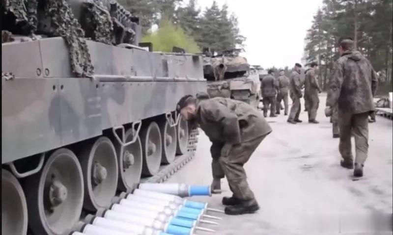 根据马德里国防部门负责人的说法，马德里将会向基辅提供20辆装甲车和4辆豹2A4坦