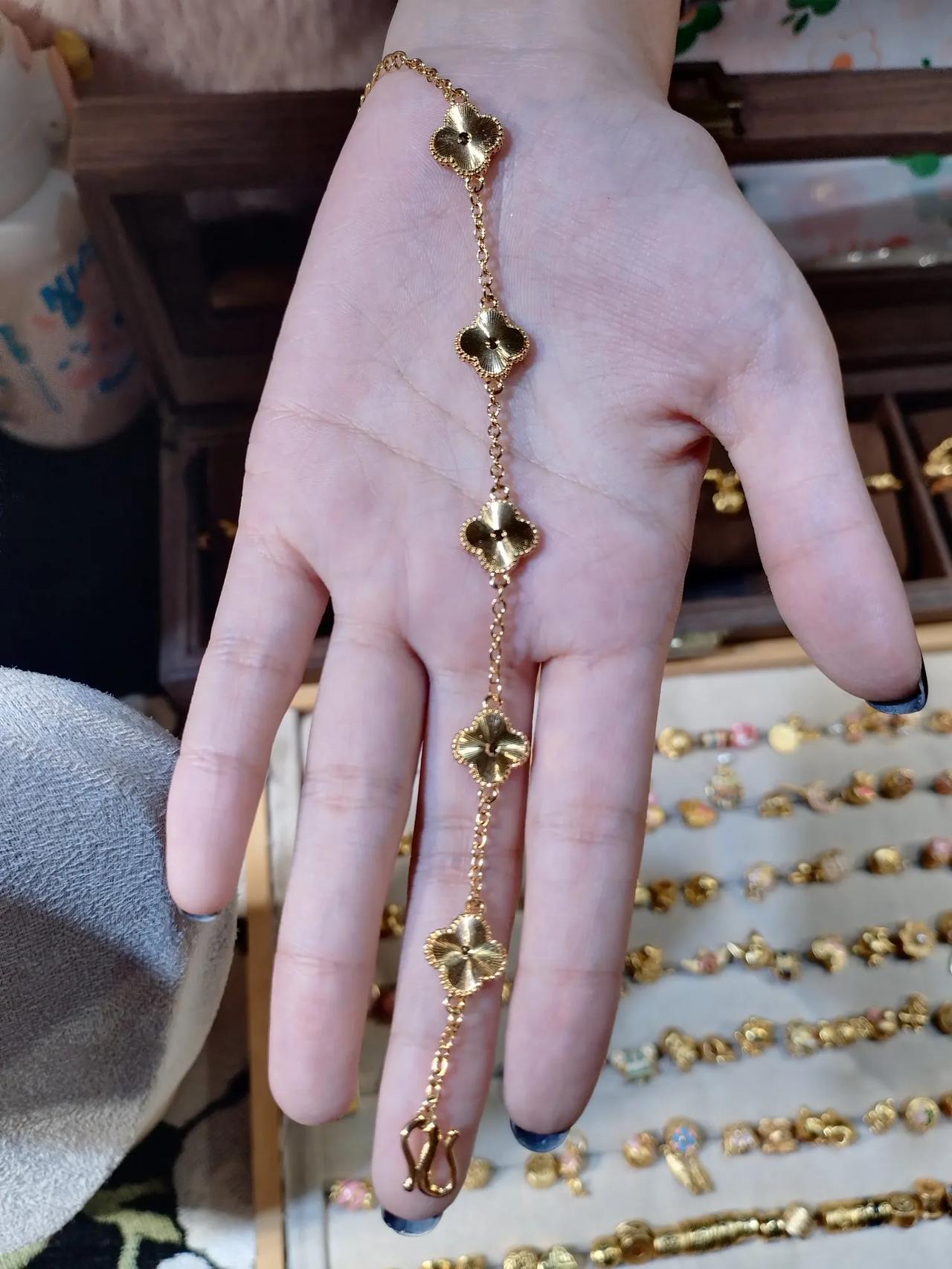 什么是沙金？昨天晚上在华阳城门口星光夜市上看到一家摊位上卖的金色首饰，很好看，黄