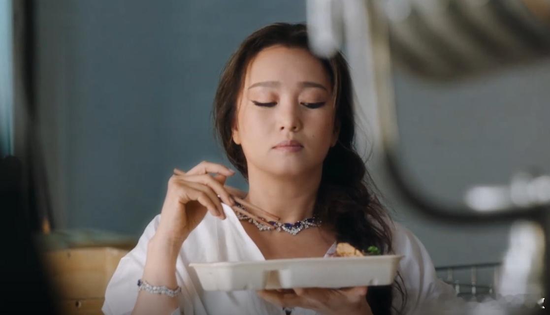 巩俐吃盒饭萌到我了巩俐吃个盒饭萌成这样 看到这个画面的时候，真的是觉得巩俐吃盒饭