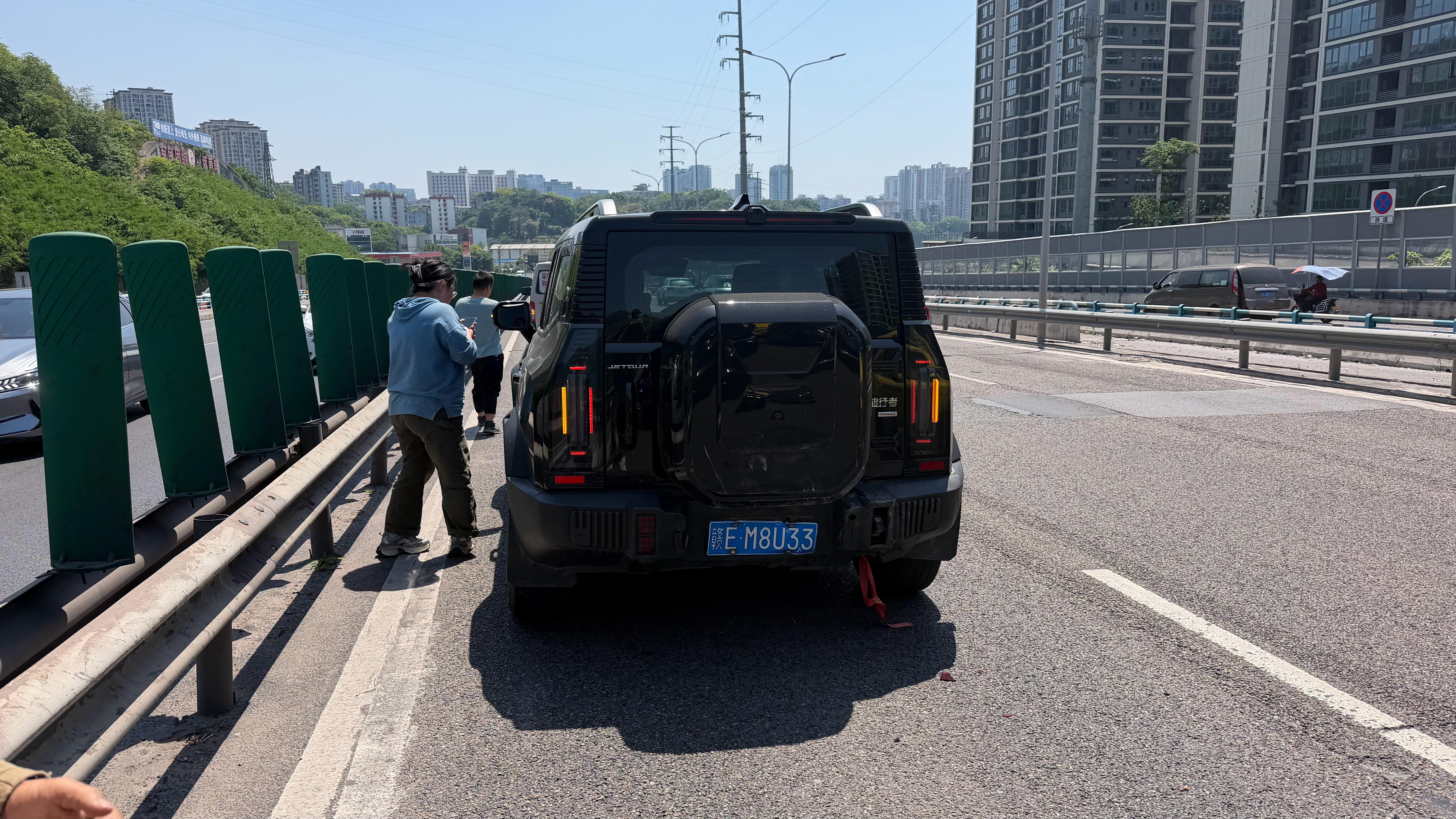上次事故的前车修了2.4万，我们当时一出事，修理厂的人10分钟就到了就开始拉我们