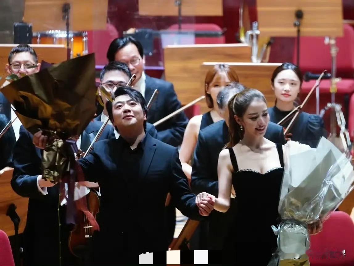朗朗和老婆吉娜在台北开演奏会，夫妻是一同行的这感觉也蛮好的，有共同的爱好互相能懂