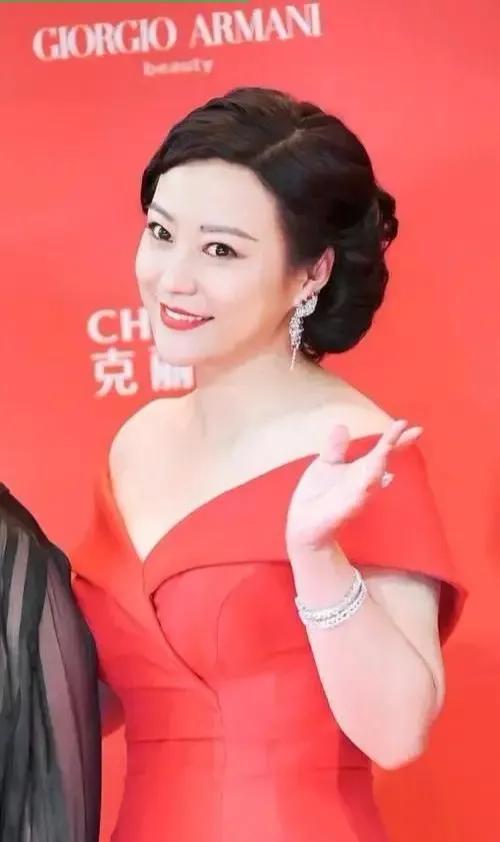 郝蕾：卓越表演的精湛演员

郝蕾，我国著名的女演员，拥有党和人民艺术家称号。她以