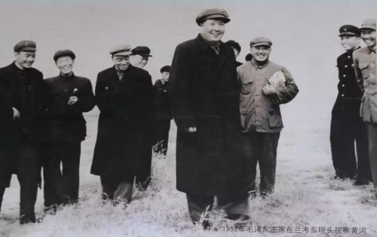 赤橙黄绿青蓝紫，谁持彩练当空舞？雨后复斜阳，关山阵阵苍。当年鏖战急，弹洞前村壁，