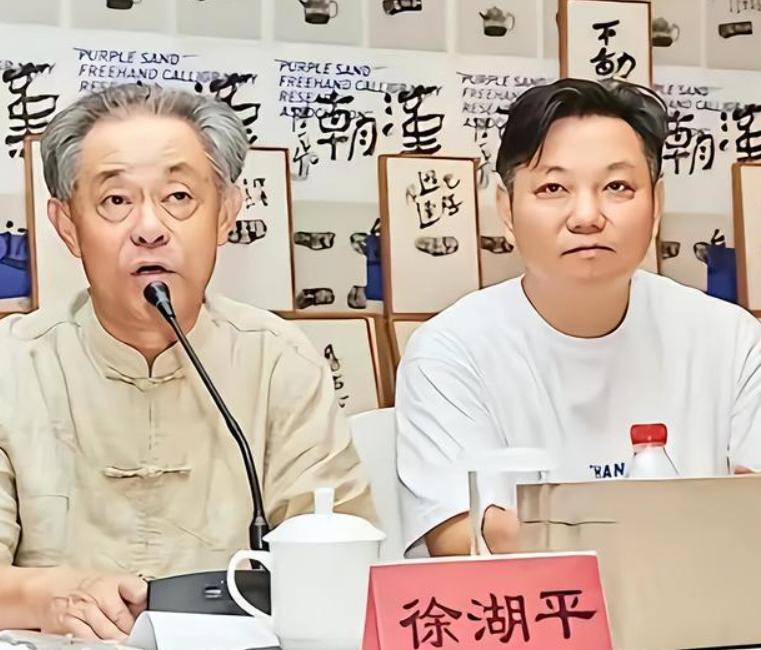 揪出国宝黑手！
徐湘江躲得了一时，
躲不过调查！


调查还在继续。
他父亲被带