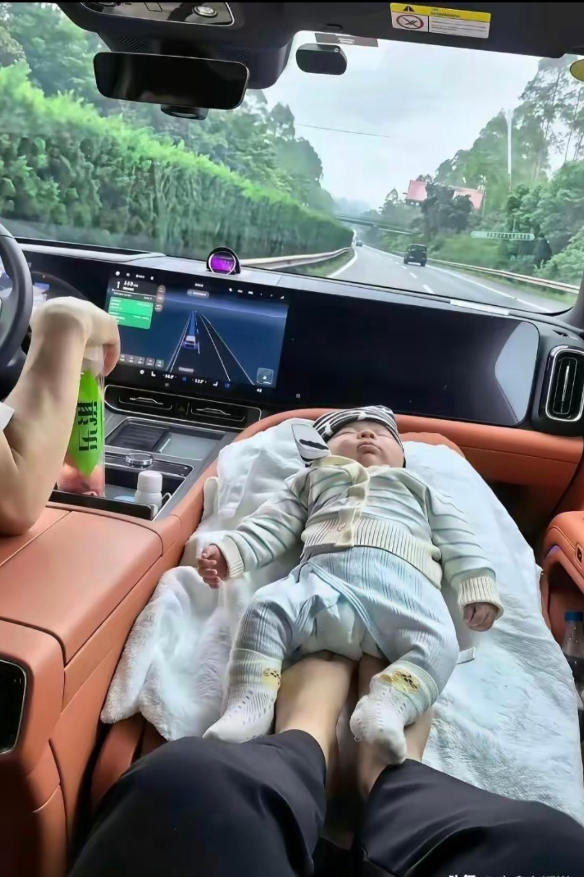 小孩放副驾驶座，不扣分才怪呢。