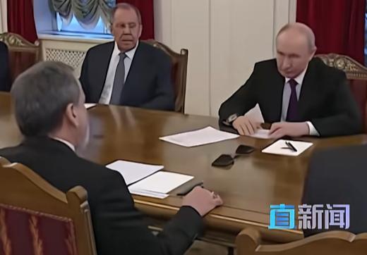 就在4月27日，伊朗外长阿拉格齐在圣彼得堡和普京聊了整整一个半小时，出来就放话：