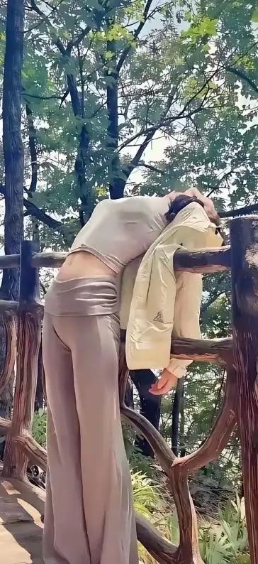 谁女朋友落在这了？赶快取走不然快干吧了！