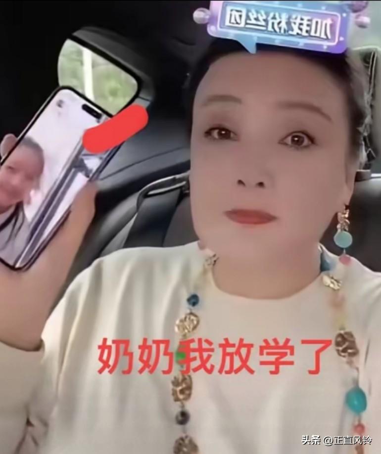 现在真心希望俩孩子回北京的只有奶奶了，玥儿现在最喜欢奶奶，她放学主动给奶奶打视频