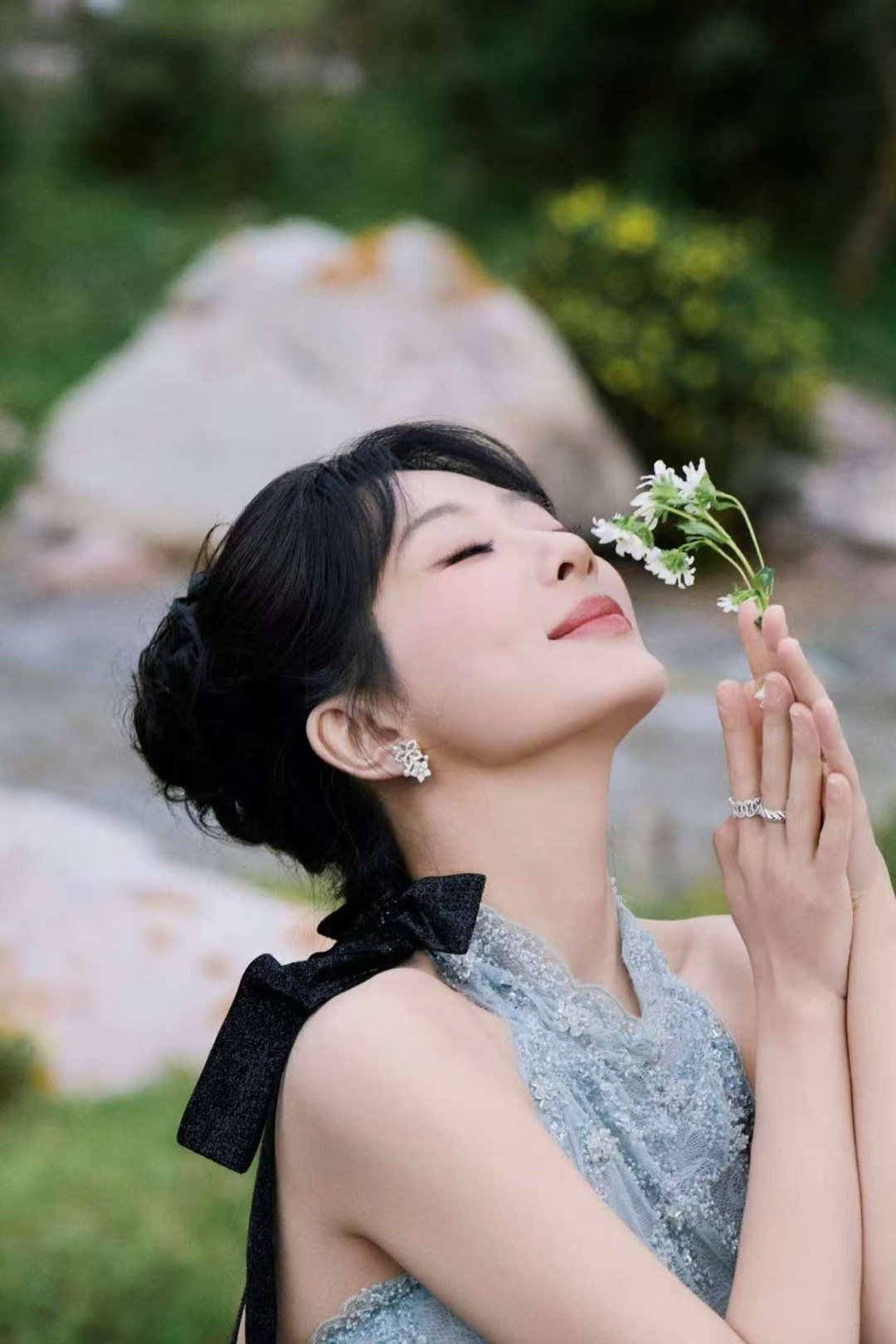 杨紫一抹蓝缱绻于轻纱氤氲杨紫青风流岚缓缓而来杨紫一抹蓝缱绻于轻纱氤氲，好美，[g
