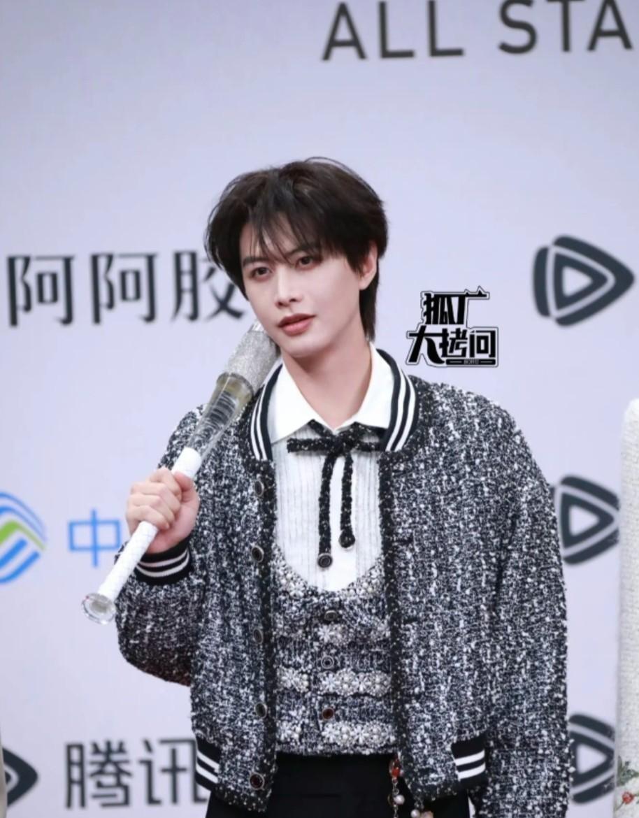 被踢出剧组，才是他爆红的关键？
何健麒被于正换角那天，业内都说他完了。
结果他转