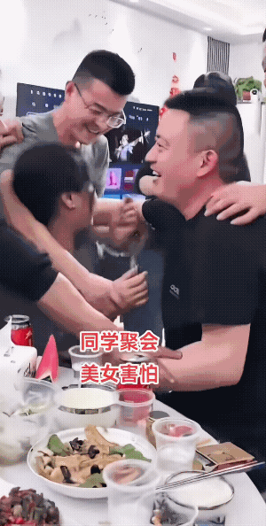 估计上学期间，同学们都知道俩人好过一段时间……
不过，这个场合真的不能这样子。因