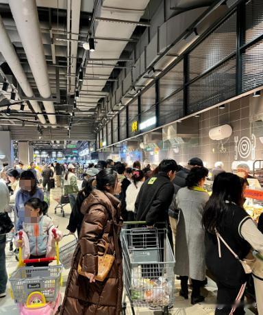 我感觉中国正陷入群体性迷失，举国只谈物质发展，却忘了人的自身发展！连人都做不好，
