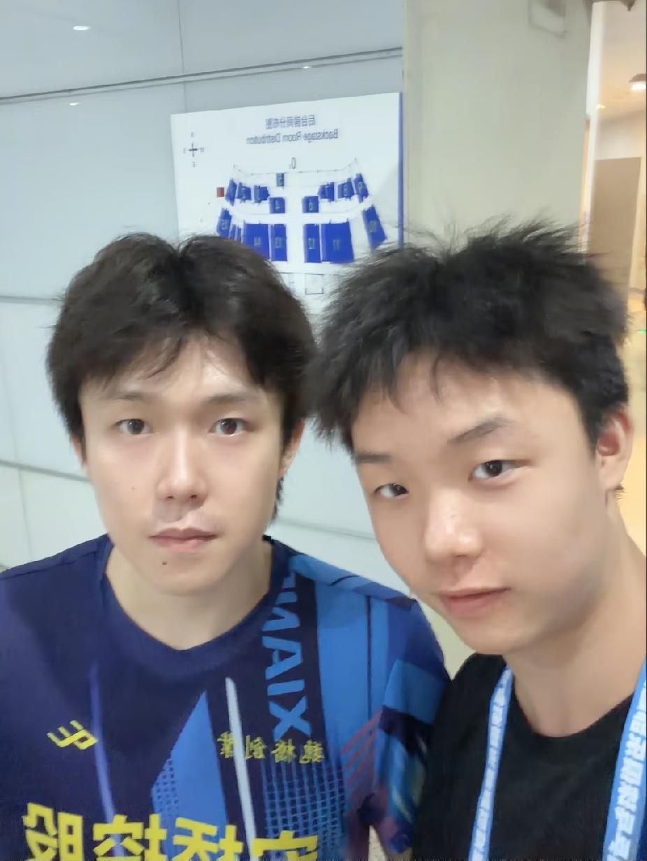 新鲜抓拍的大头同框合照来啦！
王楚钦一身蓝调魏桥队服出镜，眉眼清爽，镜头前安安静