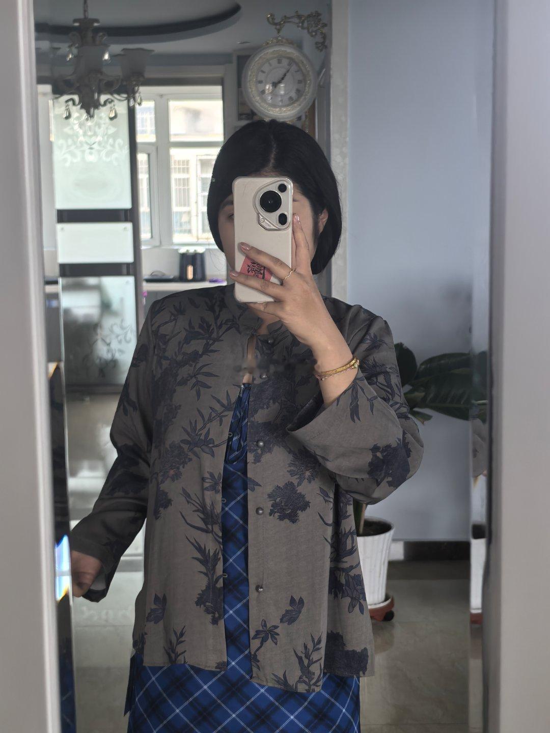 穿上我姥姥的衣服 一下子就一把年纪了