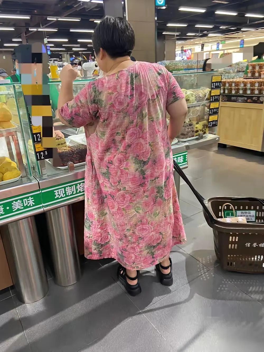 哈哈，这裙子，感觉就像一张行走的花被单。

超市里，偶遇一位肥硕的大妈，虽然她穿