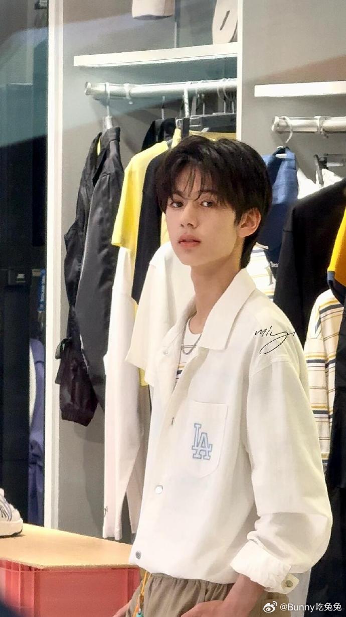 和林子烨对视谁顶得住啊 白衬衫少年，一眼万年，对视即心动 