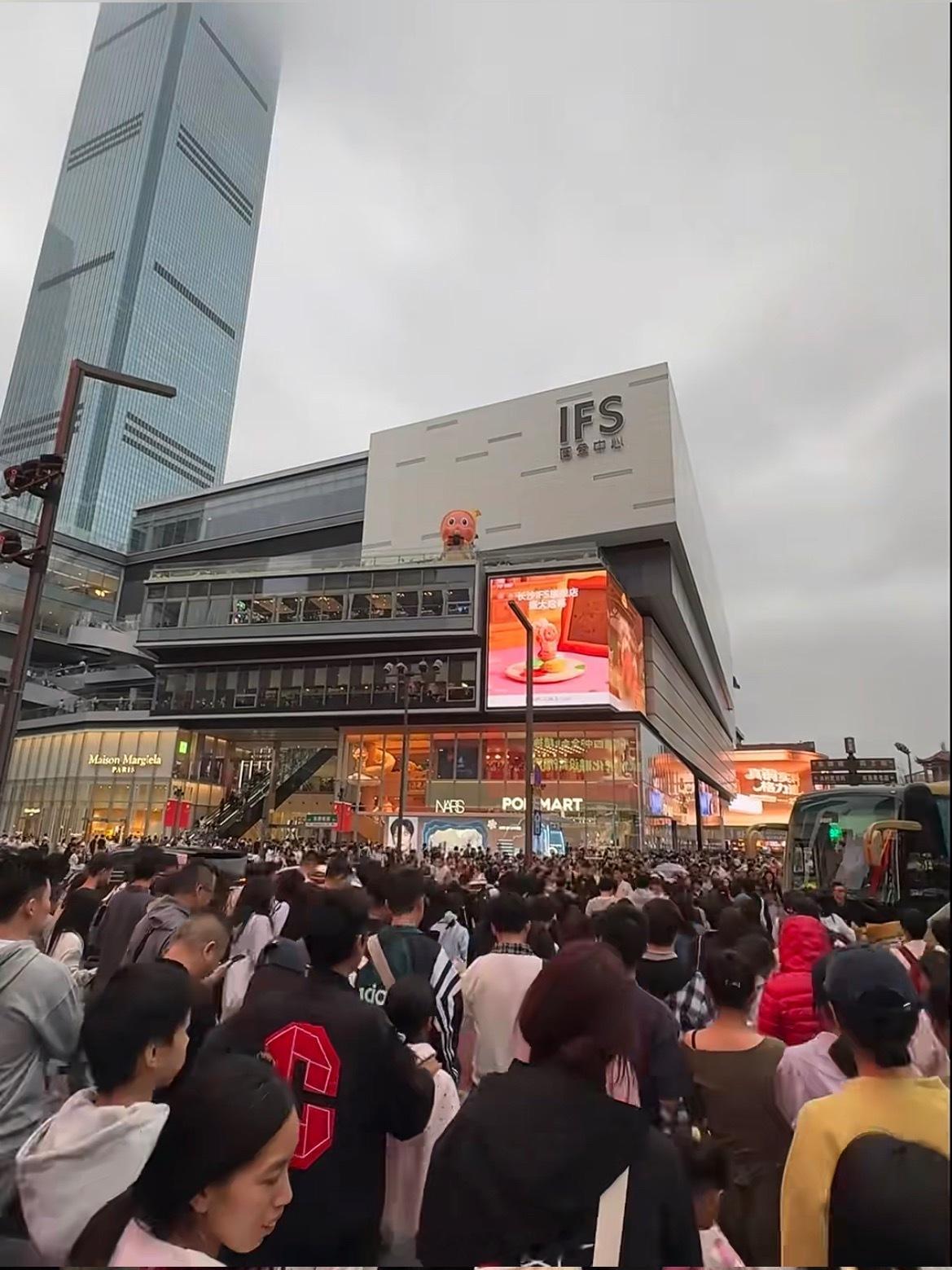 国庆各大景区开启人从众模式一到国庆，热门景区全是人，到处都要排队。我就不跟着凑这