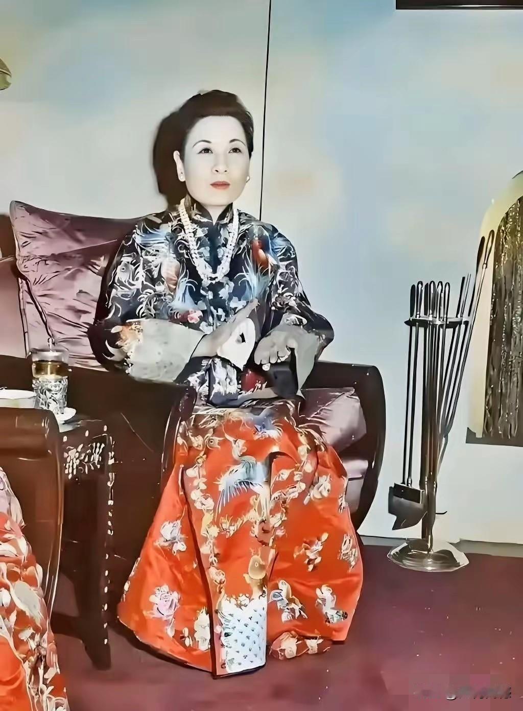 这老太太穿的这身衣服，看似很普通，实际上非常的奢华，非常的名贵，这应该是一身上好