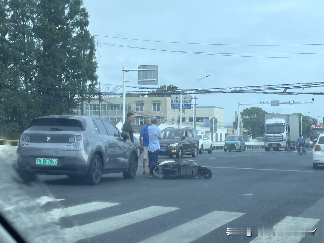 上班途中又见证一起车祸……
    这几天的泰兴天气反反复复，时而烈日当头，时而