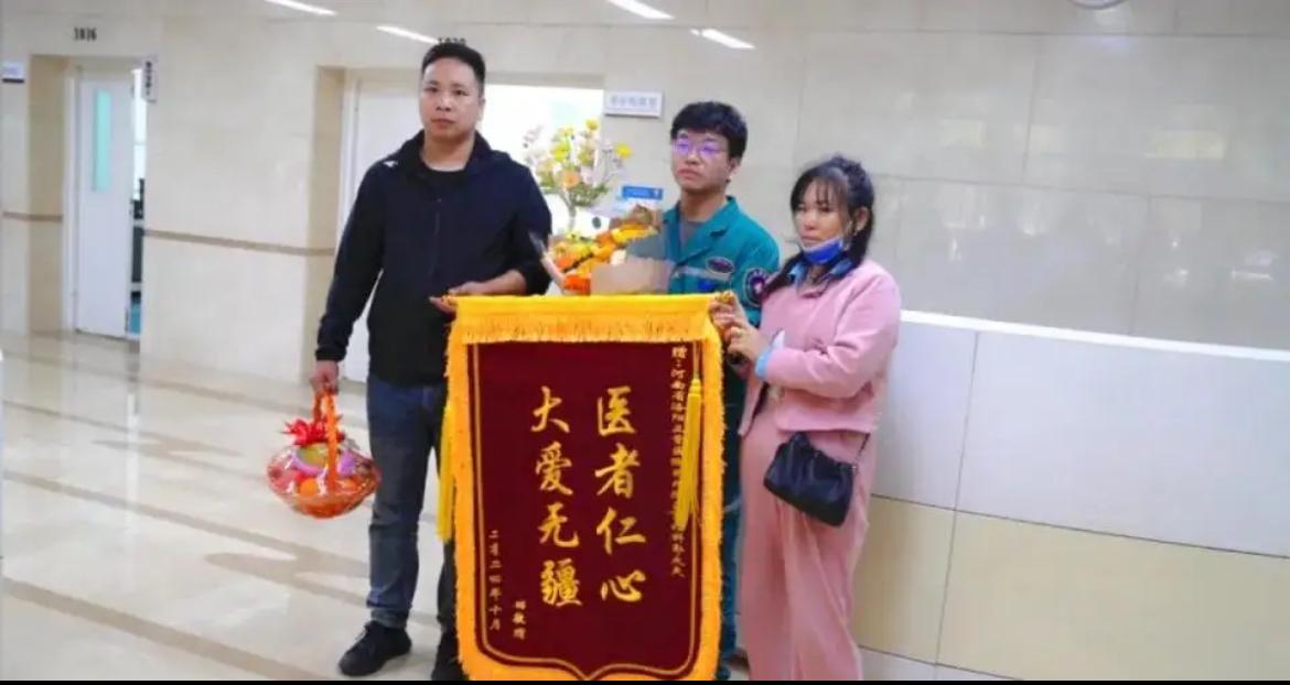 这才是职业本能的高光时刻！

郑州医生老郭给妻子庆生，提前订好的蛋糕店却关着门，