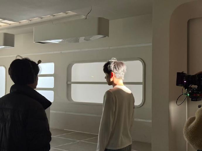  冯建宇工作室更新冯建宇逆光背影照，并称这是一个线索~大宇又在拍什么！是惊喜吗 